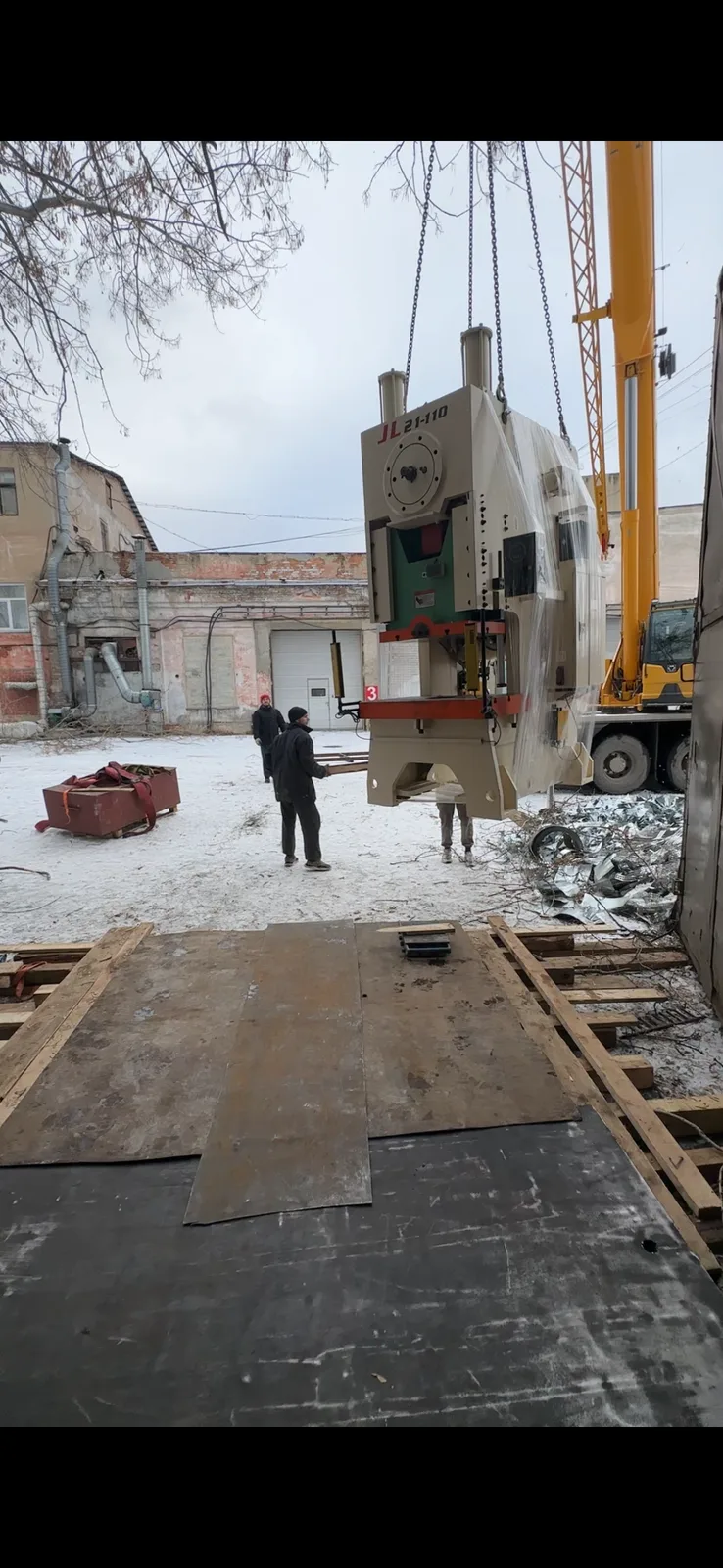 Перемещение гидравлического пресса в цехе
